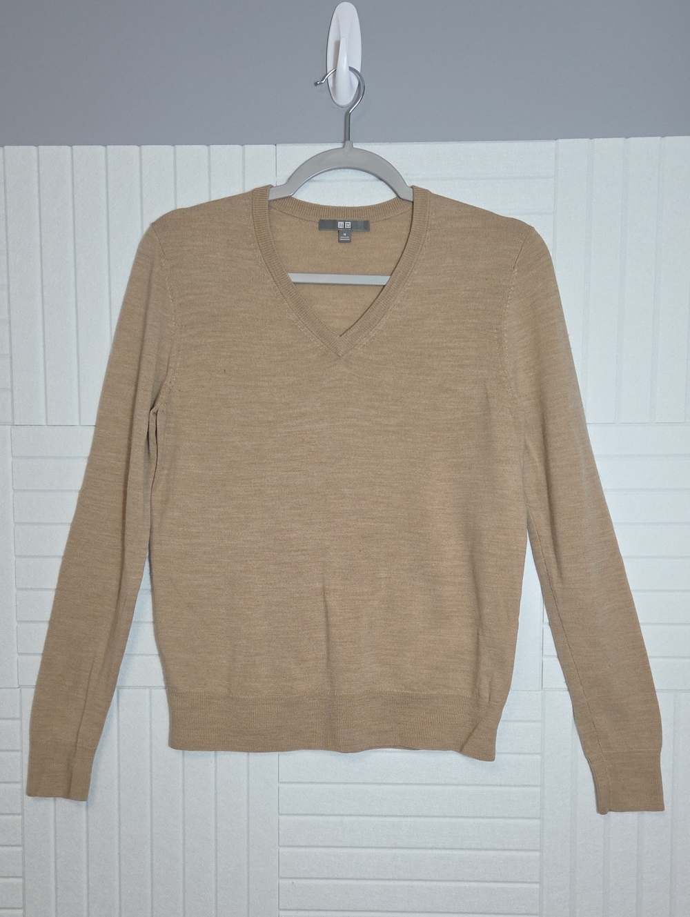 Uniqlo 100% Wool V-Neck Sweater Size M
